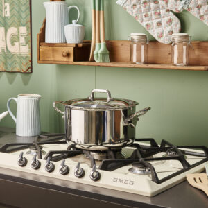 כיריים גז רטרו בצבע קרם מתצוגה