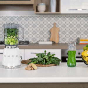 בלנדר עומד בצבע לבן